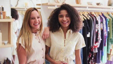 retrato de dos amigas divirtiéndose comprando ropa en una tienda juntos