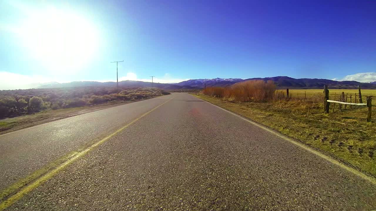 tiro pov conduciendo por una carretera rural a una velocidad muy rápida