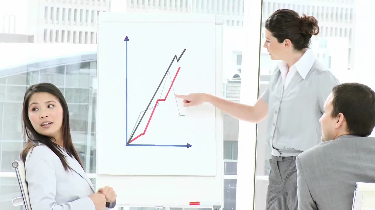 mujer positiva haciendo una presentación