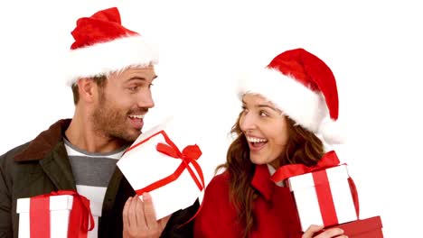 Attraktives-Junges-Paar-Mit-Weihnachtsmützen-Und-Geschenk