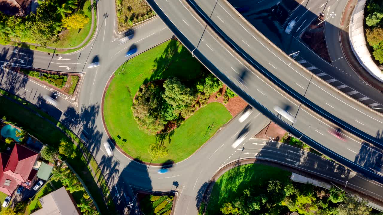 vista aérea de timelapse de la intersección de la autopista redonda en mcdowall, queensland - australia