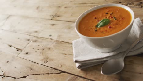 Video-De-Sopa-De-Tomate-Crema-En-Un-Tazón-Sobre-Una-Mesa-De-Madera.