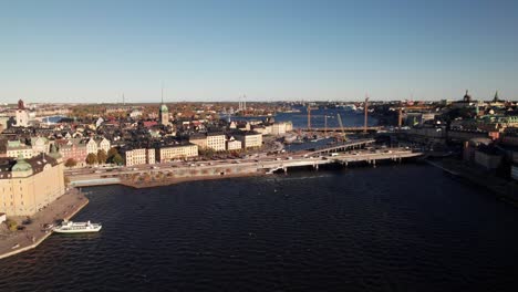 puente central de bronce en estocolmo, suecia en el lago mälaren, tiro de dron de 4k