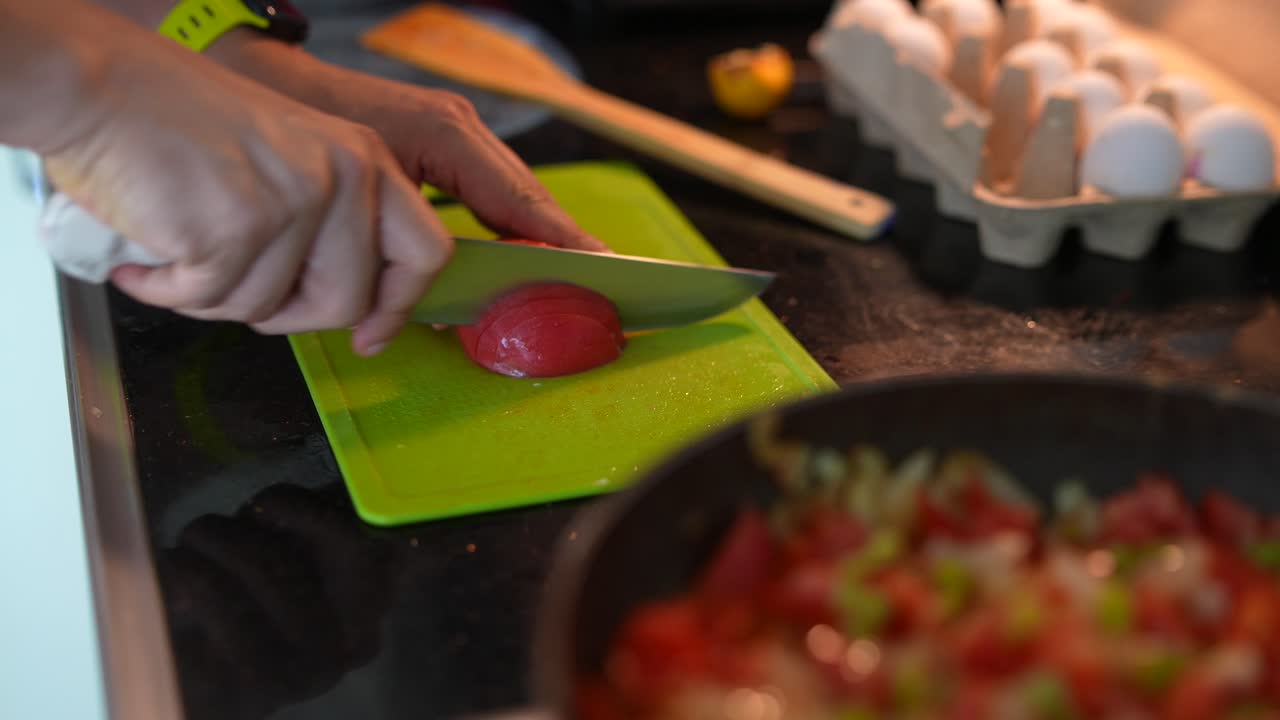 preparando un plato de tomate
