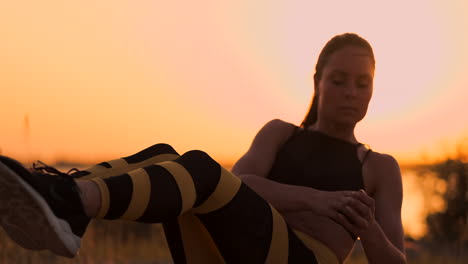 mujer de fitness haciendo crunches en la playa. mujer de fitness hacer crunches ejercicio entrenamiento hacia la playa. atleta de fitness femenina entrenando sección media abdominal