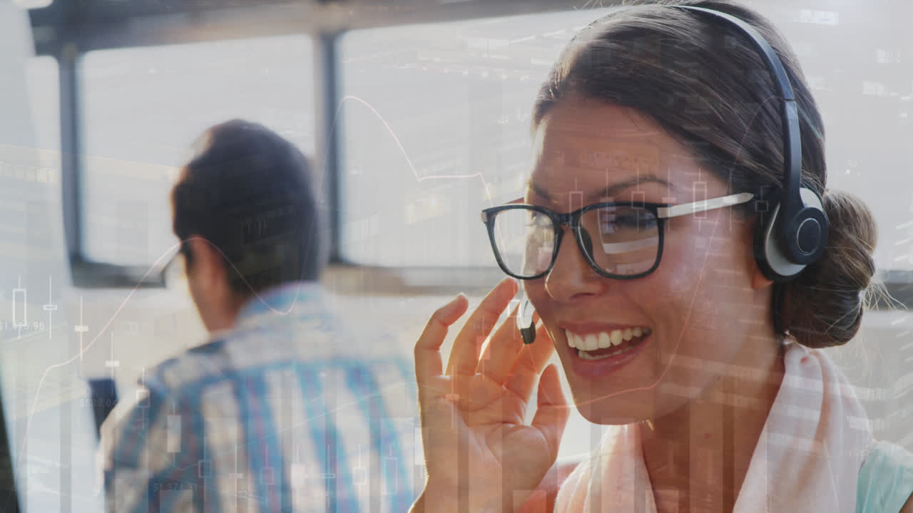 animación de gráficos financieros sobre feliz mujer caucásica consultora en la oficina