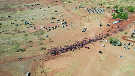 Vista-Aérea-De-Las-Multitudes-Al-Comienzo-De-La-Marcha-Del-Festival-Del-Día-De-La-Libertad-En-La-Remota-Comunidad-De-Kalkaringi,-Territorio-Del-Norte,-Australia