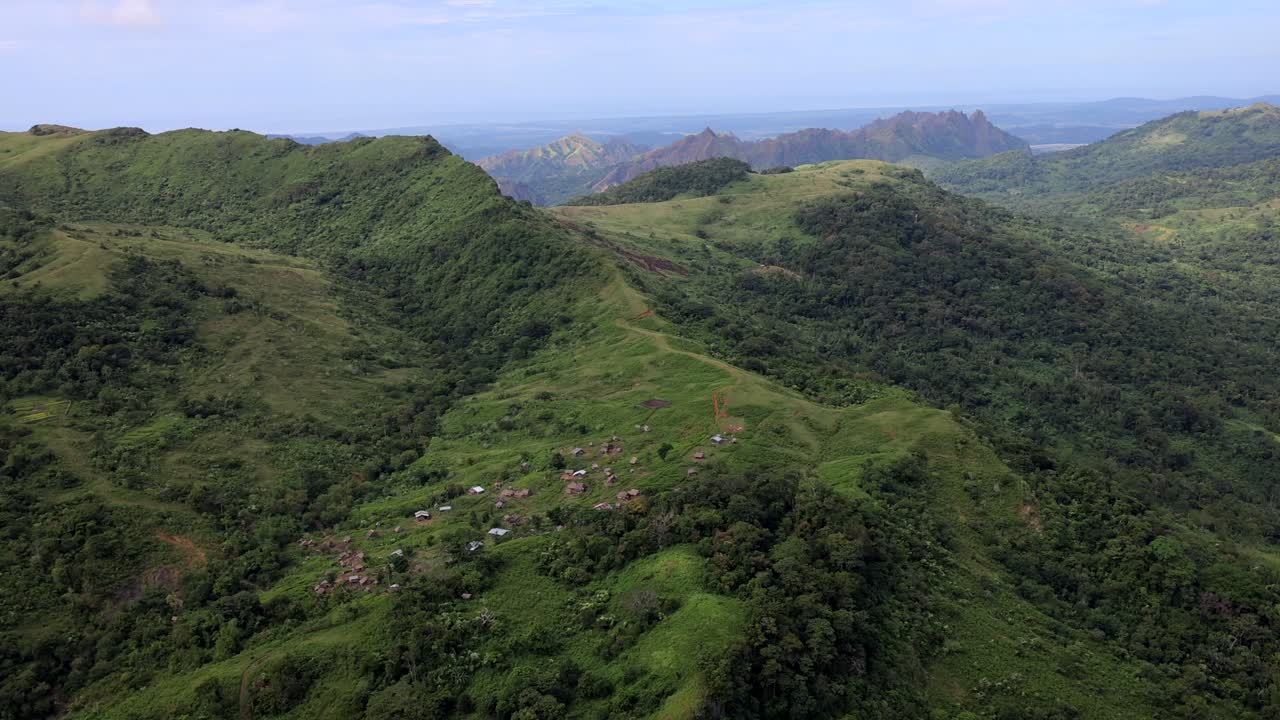 정글의 산에 있는 작은 산 마을 공동체