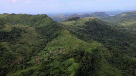 pequeña comunidad de aldea de montaña en una montaña en la jungla