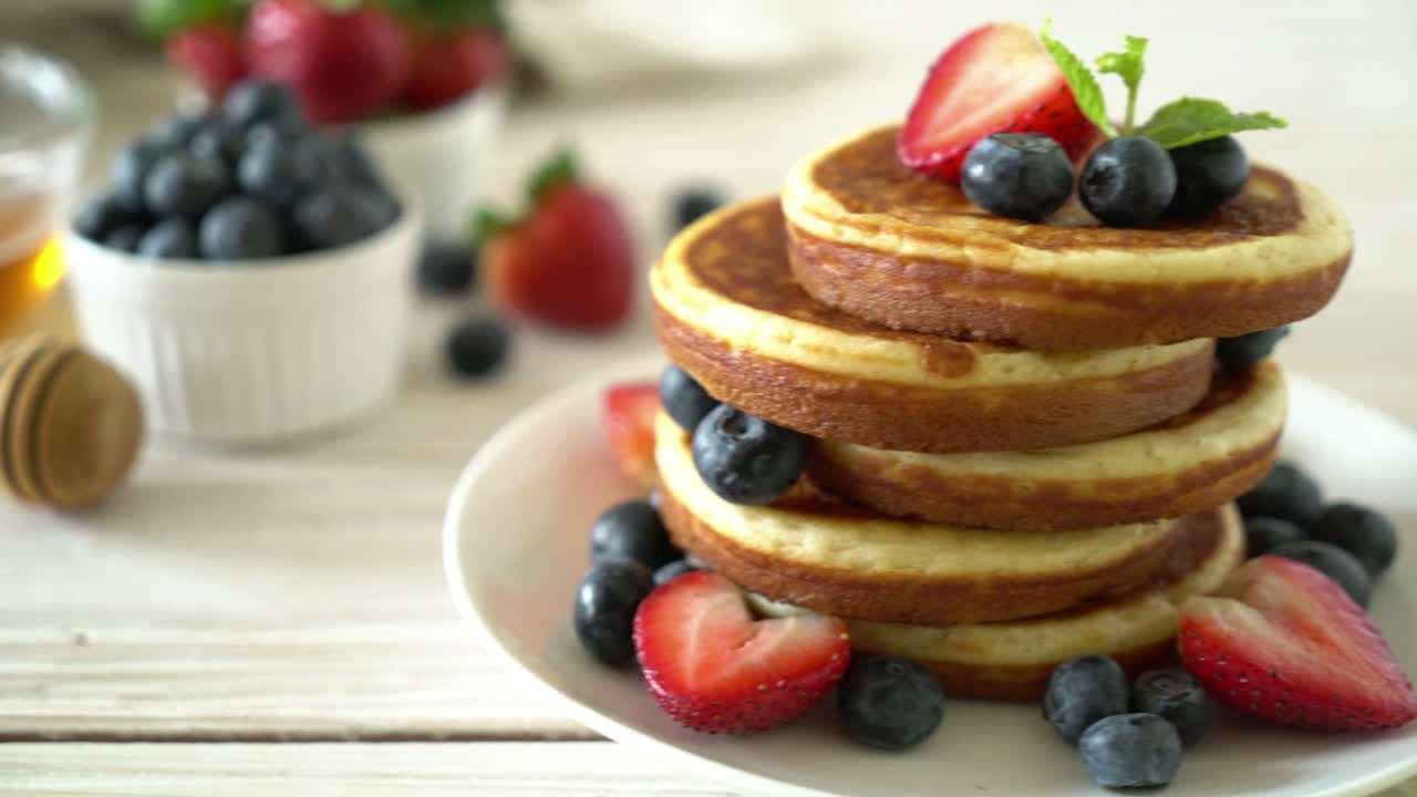 신선한 블루베리와 신선한 딸기가 들어간 수플레 팬케이크