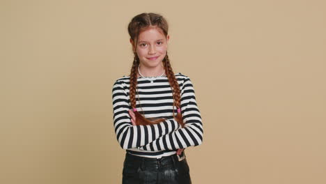 niño preadolescente feliz niña niño sonriendo mirando a la cámara soñando descansando buenas noticias sentirse satisfecho