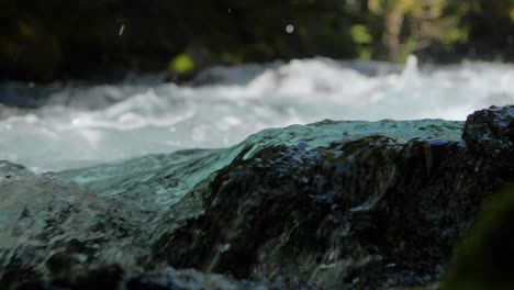 primer plano en cámara lenta de los rápidos del río