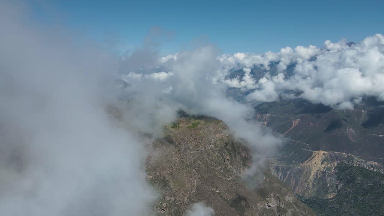 vuelo de drones en el amanecer del cañón del colca con nubes