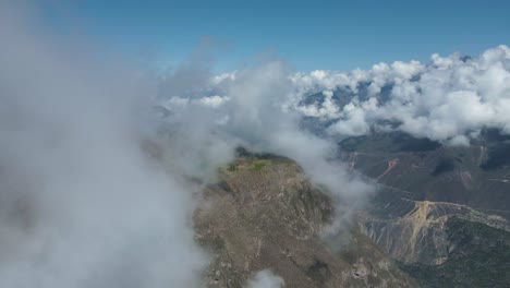 Drohnenflug-In-Der-Colca-Schlucht-Im-Morgengrauen-Mit-Wolken