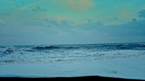 Raue-Meereswellen-Zerquetschen-Den-Schwarzen-Sandstrand