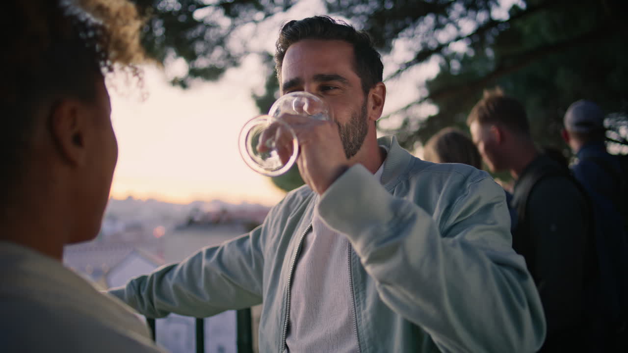 수염이 있는 남자가 알 수 없는 여자를 유혹하고 있다. 저녁에 로맨틱한 데이트 클로즈업. 커플이 대화하고 있다.