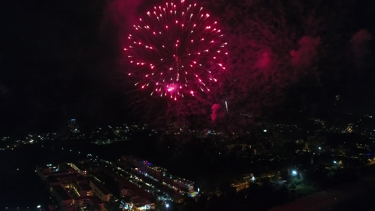 los fuegos artificiales del año nuevo celebran el 2018 en la playa de karon, phuket, tailandia.