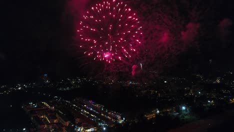 태국 푸켓의 카론 해변에서 2018 년 새해의 불꽃놀이를 축하합니다.