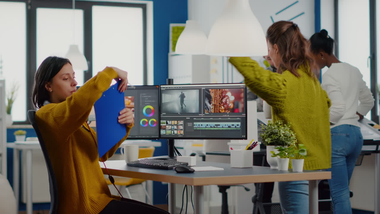 editor de video e ingeniero de sonido trabajando juntos en el proyecto