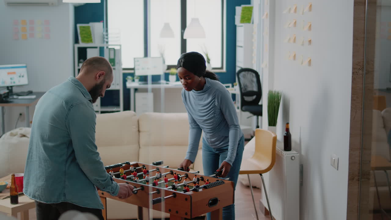 Personnes de différentes ethnies jouant au baby-foot