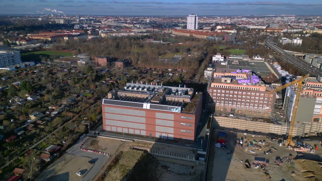 Prédio de data center com parque tecnológico e de ciência da computação quântica na cidade de Berlim, com edifícios modernos e horizonte urbano. Vista aérea impressionante com drone avançando.