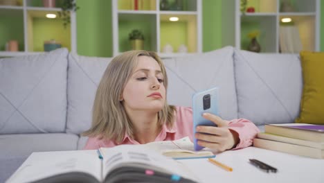 niña aburrida. está usando el teléfono.