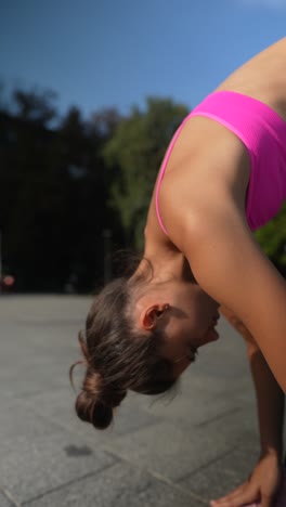 mujer estirándose al aire libre