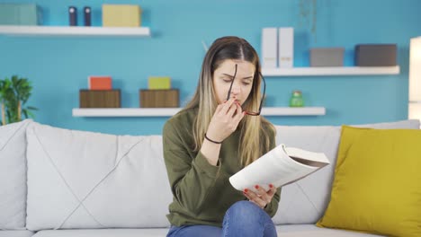 una chica joven con discapacidad visual.