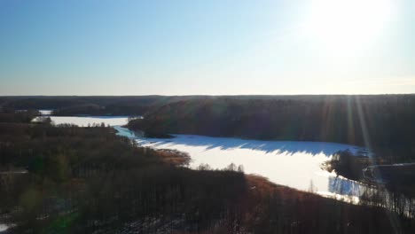 Antenne:-Sonnenstrahlen,-Die-An-Einem-Schönen-Wintertag-Scheinen,-Während-Sie-über-Den-Wald-Fliegen