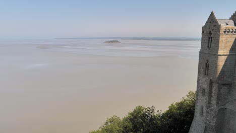 Vista-Panorámica-Desde-La-Torre-De-La-Ciudad-Del-Mont-Saint-Michel-En-El-Canal-De-La-Mancha-Durante-La-Marea-Baja.