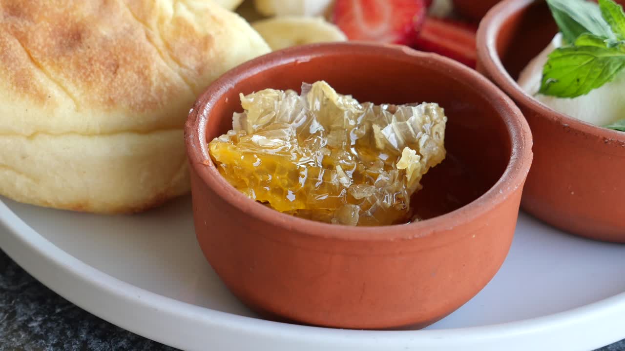 panal de miel con el desayuno