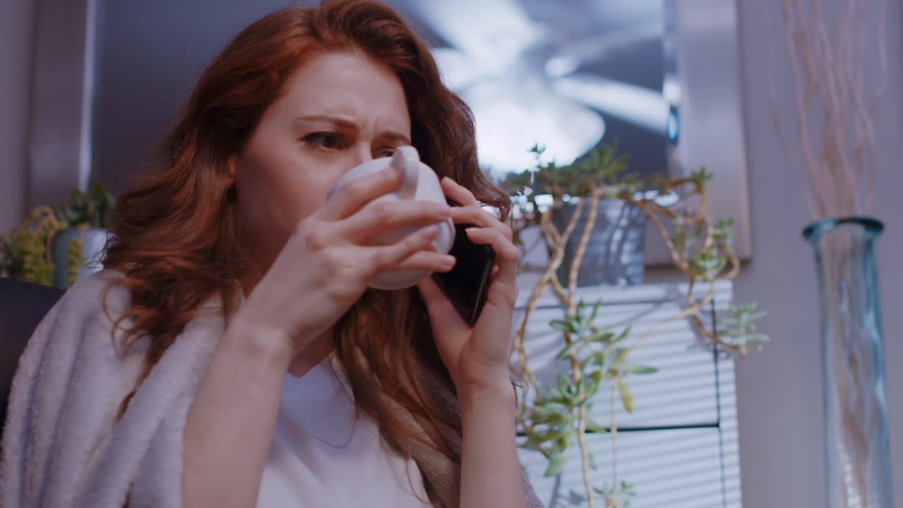 una joven mujer caucásica discutiendo con alguien por teléfono