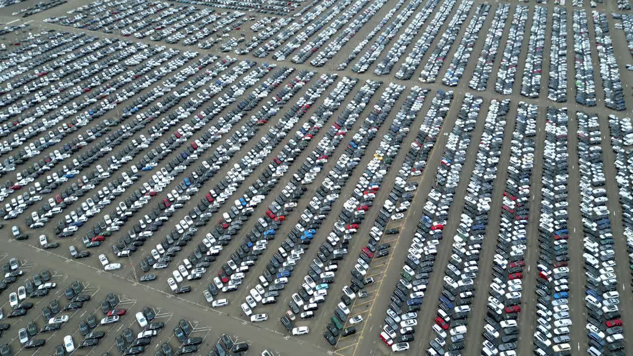 4k의 드론으로 촬영된 주차장 위의 많은 차들