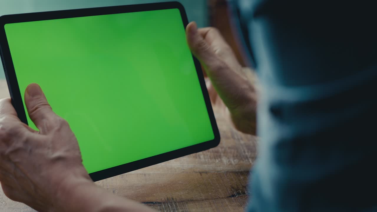 manos usando tableta digital con pantalla verde