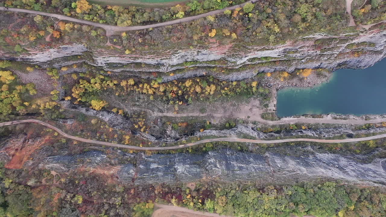 vista aérea de velka amerika, también conocida como gran américa, cantera de piedra caliza abandonada, república checa