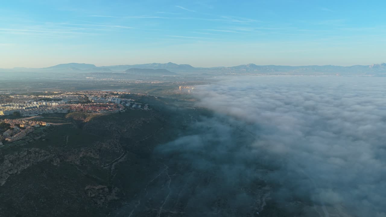 Flygfoto över staden Santa Pola med ett dimhav