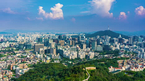 el horizonte urbano de la ciudad de seúl y la fortificación de la muralla de la ciudad vista desde la montaña iwangsan, lapso de tiempo, paisaje urbano con la torre namsan en un día soleado de verano con nubes en movimiento al atardecer, corea del sur