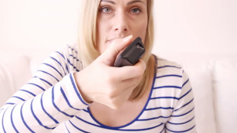 Mujer-Sentada-Con-Palomitas-De-Maíz-Viendo-La-Televisión