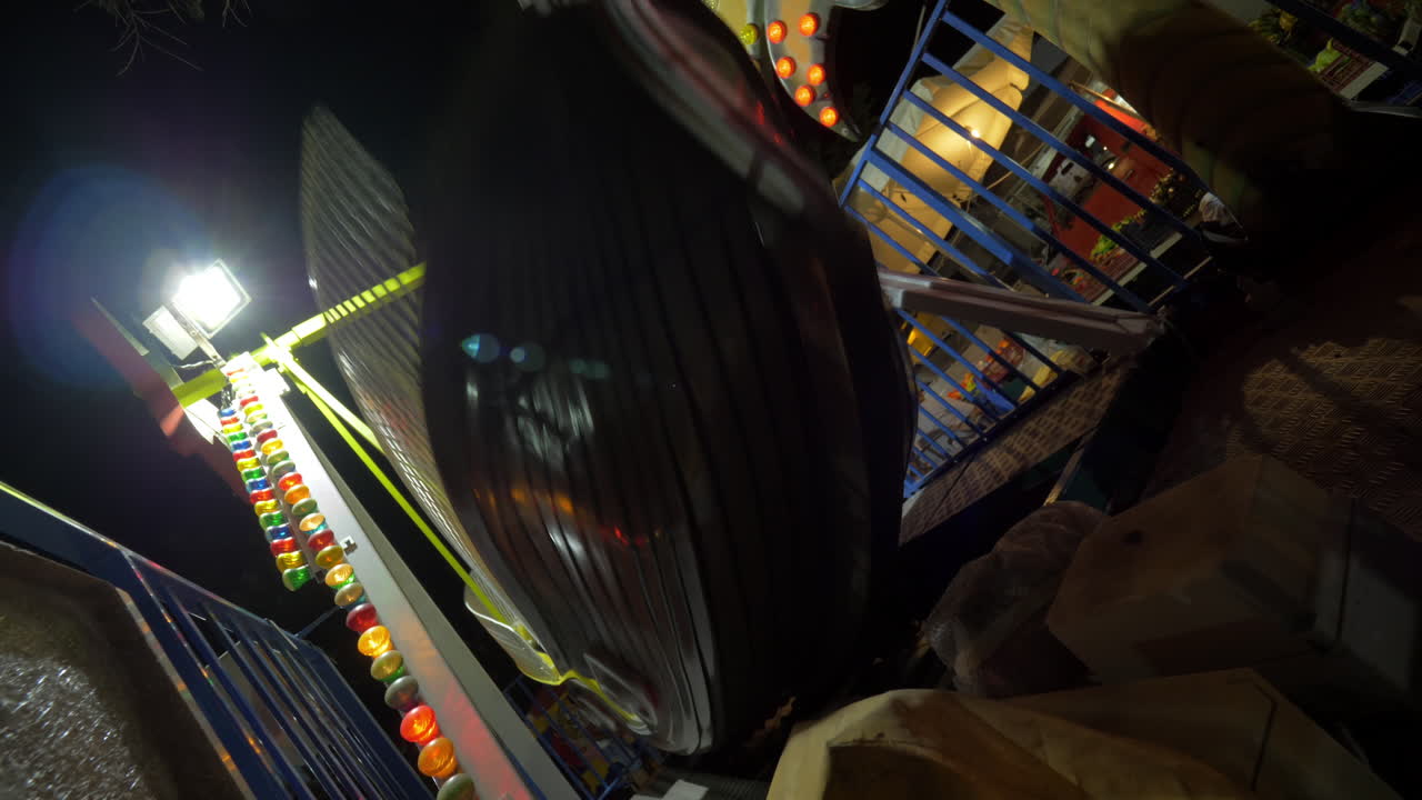 noche de diversión con paseo en barco pirata en la feria de diversión