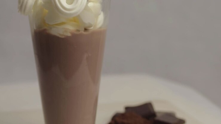 Milkshake al cioccolato con panna montata