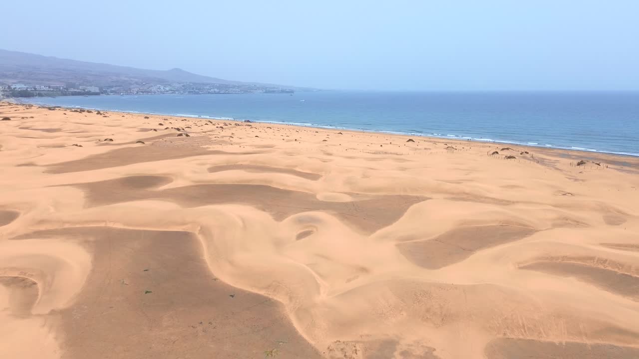해변 근처 마스팔로마스 그란 카나리아 사막의 바다 경치에 대한 모래 언덕 사막