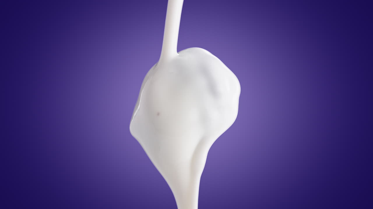 yogur cremoso encima de una morera madura y jugosa sobre un fondo púrpura en cámara lenta macro