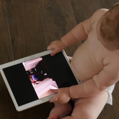 una niña con una tableta.