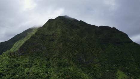 Área-De-Nu&#39;uanu-Pali:-Nubes-Sobre-Un-Acantilado,-Lento-Ascenso-Hacia-El-Pico-En-Una-Cresta