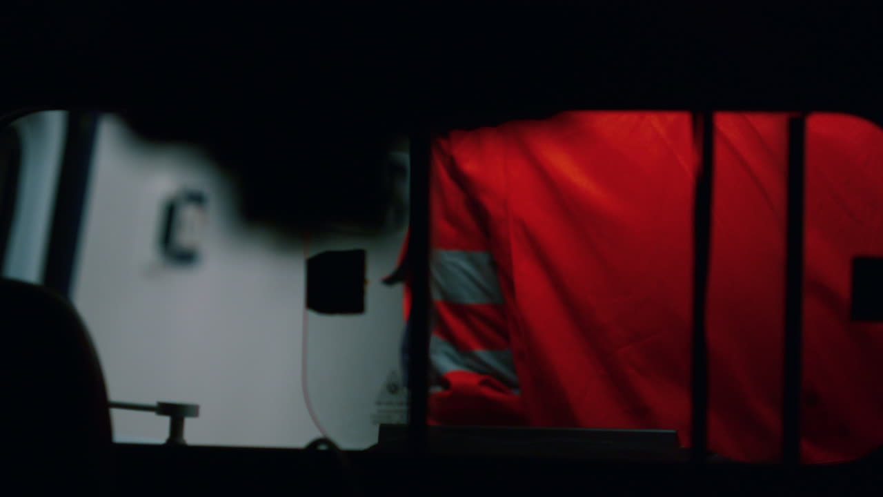 구급차에 서 있는 구급대원. 의료복을 입은 응급의사