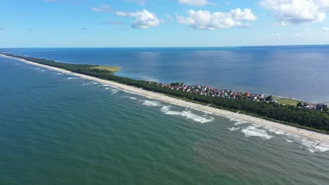 Mar-Báltico,-Vista-Aérea-De-La-Ciudad-De-Chalupy-En-Playas-De-Arena-De-Polonia