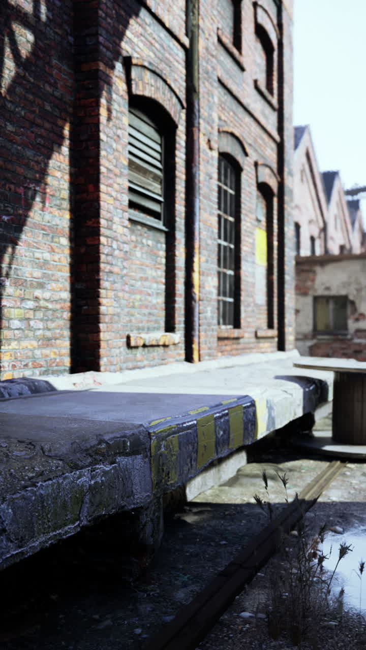 벽돌 벽과 금속 플랫폼이 있는 오래된 버려진 공장 건물