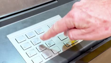 mano interactuando con el teclado del cajero automático