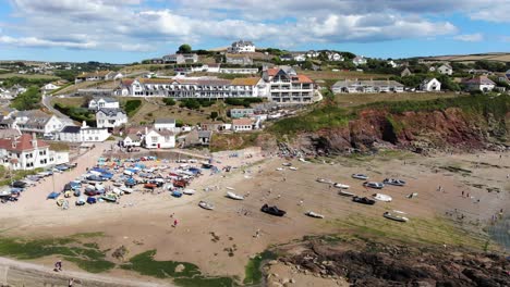 Luftaufnahme-Von-Booten-Am-Hope-Cove-Beach-Bei-Ebbe