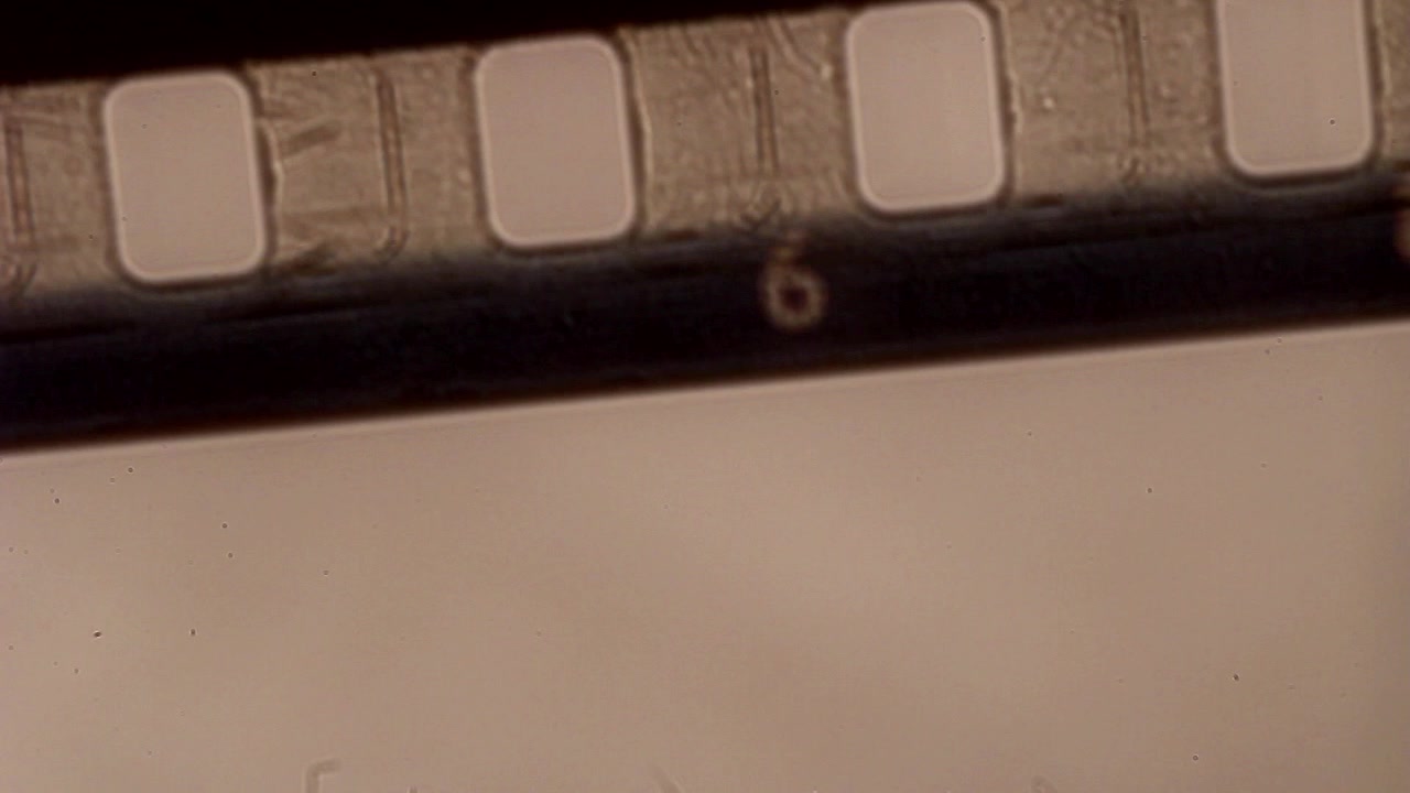 Nahaufnahme eines sich bewegenden Vintage-Filmstreifens mit Perforationen